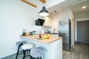 Apartamento (One Bedroom Apartment with Balcony an) | Cozinha privada | Geladeira