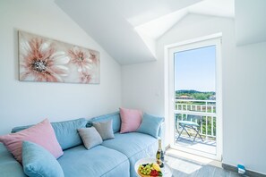 Apartamento (Apartments Amalija - Two Bedroom Apar) | Sala de estar | TV