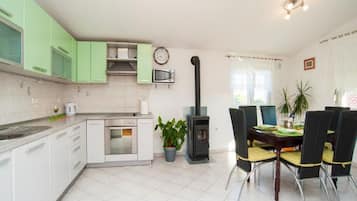Apartemen (Three Bedroom Apartment with Terrace) | Dapur pribadi | Lemari es