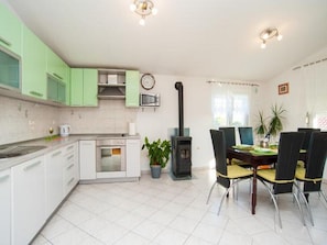 Appartement (Three Bedroom Apartment with Terrace) | Privékeuken | Een koelkast