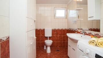 Appartement (Three Bedroom Apartment with Terrace) | Salle de bain