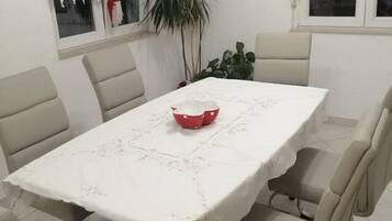 Appartement (Three Bedroom Apartment with Terrace) | Salle à manger