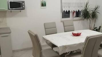 Apartment (Three Bedroom Apartment with Terrace) | Esszimmer