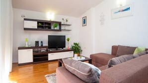 Leilighet (Three Bedroom Apartment with Terrace) | Oppholdsrom | TV