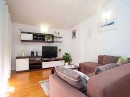 Leilighet (Three Bedroom Apartment with Terrace) | Oppholdsrom | TV
