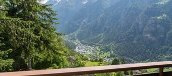 Attic apartment with fantastic mountain views for 1-4 people