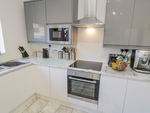 Cottage | Private kitchen | Fridge, dishwasher, electric kettle, toaster - Cliff House (Saltburn-by-the-Sea)