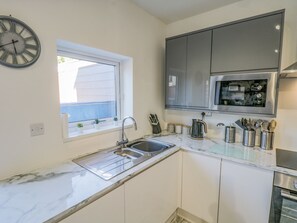 Cottage | Private kitchen | Fridge, dishwasher, electric kettle, toaster - Cliff House (Saltburn-by-the-Sea)