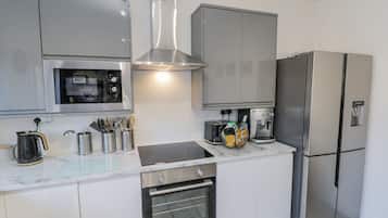 Cottage | Private kitchen | Fridge, dishwasher, electric kettle, toaster