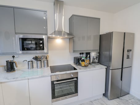 Refrigerador, lavavajillas, tetera/pava eléctrica, tostadora