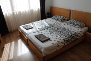 2 bedrooms, iron/ironing board, WiFi, bed sheets - Honeypot Villa (Pomorie)