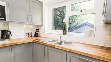 Cottage | Dapur peribadi | Peti sejuk, mesin basuh pinggan mangkuk, cerek elektrik, pembakar roti