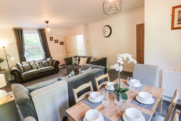 Cottage | Dining
