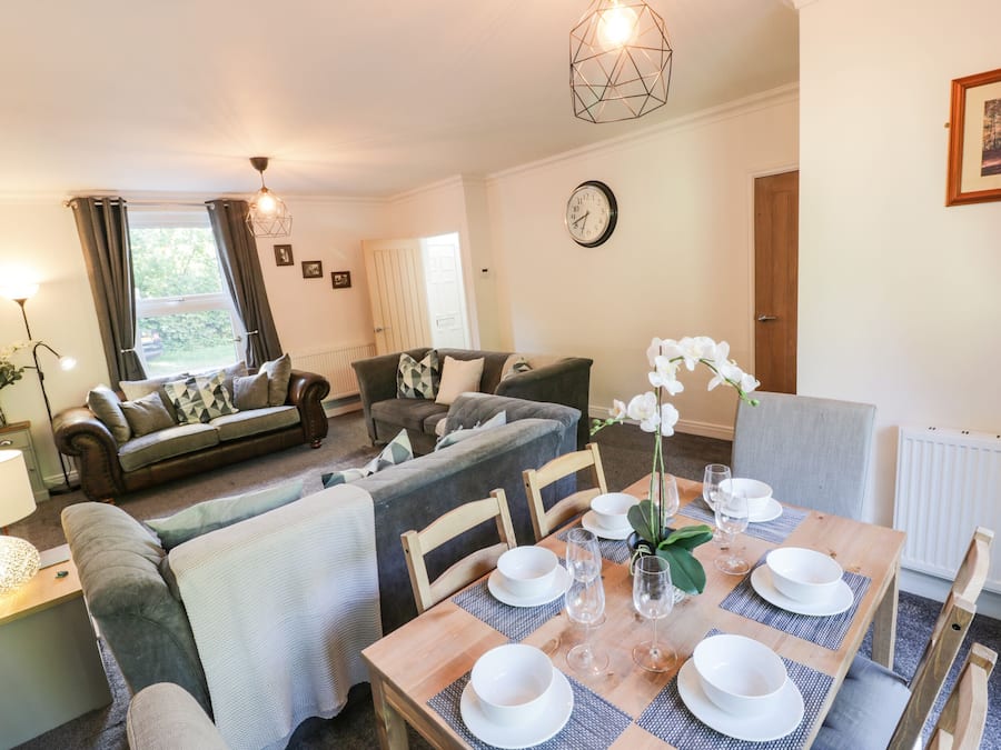 Cottage | Dining