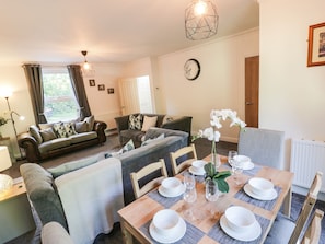 Cottage | Dining