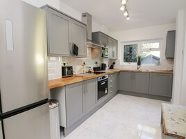 Cottage | Private kitchen | Fridge, dishwasher, electric kettle, toaster