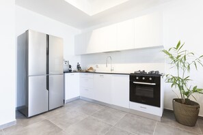 Apartamento exclusivo, sacada | Cozinha privada | Geladeira grande, micro-ondas, fogão, cooktop