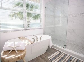 Haartrockner, Handtücher, Seife, Shampoo