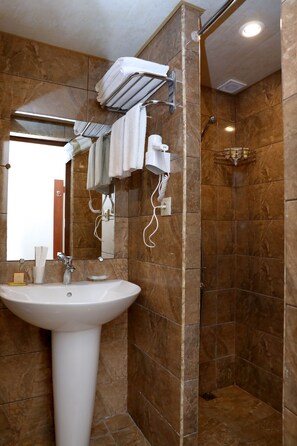Douche, articles de toilette gratuits, sèche-cheveux, chaussons