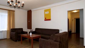 Departamento superior | Área de sala de estar | Televisión LCD de 32 pulgadas con canales por cable y televisión