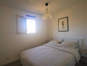 1 chambre, fer et planche à repasser, lit parapluie, Wi-Fi