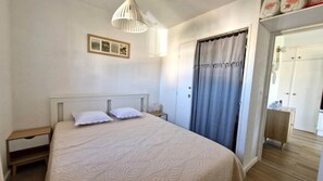 1 chambre, fer et planche Ă repasser, lit parapluie, Wi-Fi