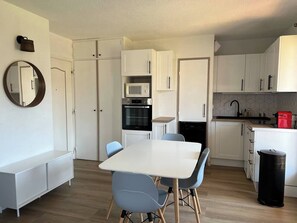 ثلاجة، ميكروويف، فرن، غسالة أطباق