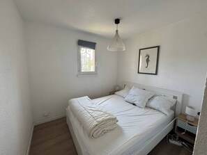 1 غرفة نوم ومكواة/لوح كي وسرير سفر وواي فاي