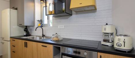 Fridge, oven, stovetop, dishwasher