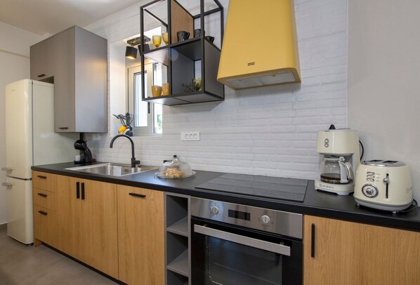 Fridge, oven, stovetop, dishwasher