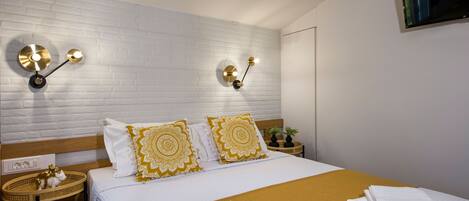 2 soverom, skrivebord, strykejern/-brett og wi-fi (inkludert)