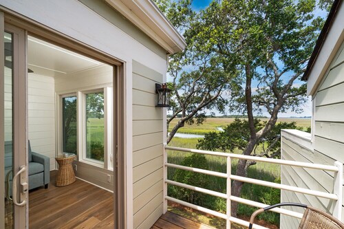 Great Location w/Amazing Views! Pet Friendly! Neighborhood Pool! Amenity Access included