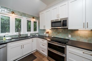 Kylskåp, mikrovågsugn, ugn och spishäll