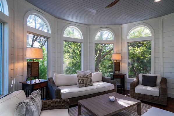 テレビ、卓球台