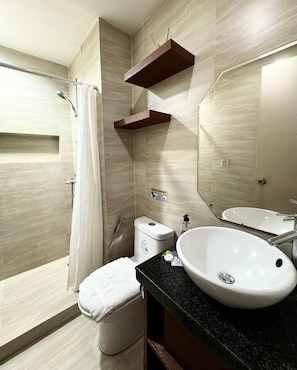 Douche, séchoir à cheveux, bidet, serviettes fournies