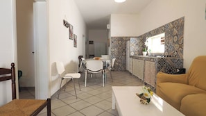 Interior - Villa Akire 8 posti, 3 camere, 100 mt dal mare (Torre Suda)