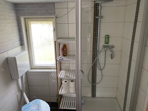 Shower, hair dryer, towels, soap - Bungalow in Ruhiger Siedlungslage - 19km Nach Berlin (Werneuchen)