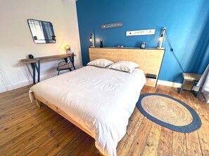 3 slaapkamers, een strijkplank/strijkijzer, reisbedje, gratis wifi