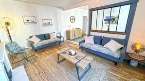 A modern living room with two sofas, a coffee table, and a floor lamp. - Stone house with jacuzzi 500m from the Ain 3bed 8p (Poncin)