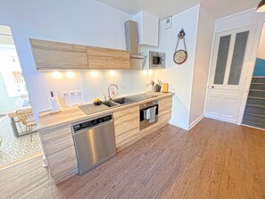 Kjøleskap, mikrobølgeovn, ovn og kokeplater