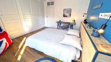 3 habitaciones, tabla de planchar con plancha y cuna de viaje