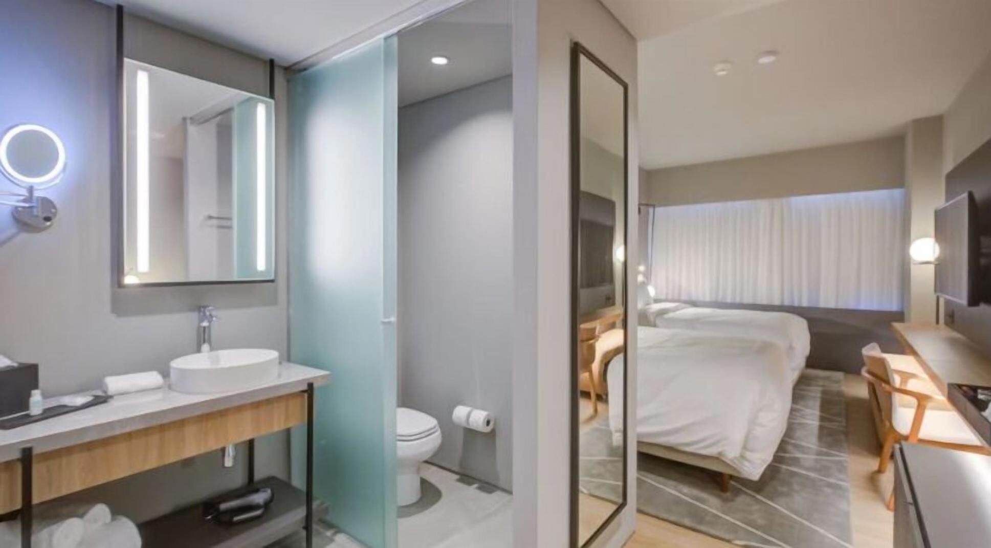 Premium bedding, minibar, individually furnished, desk