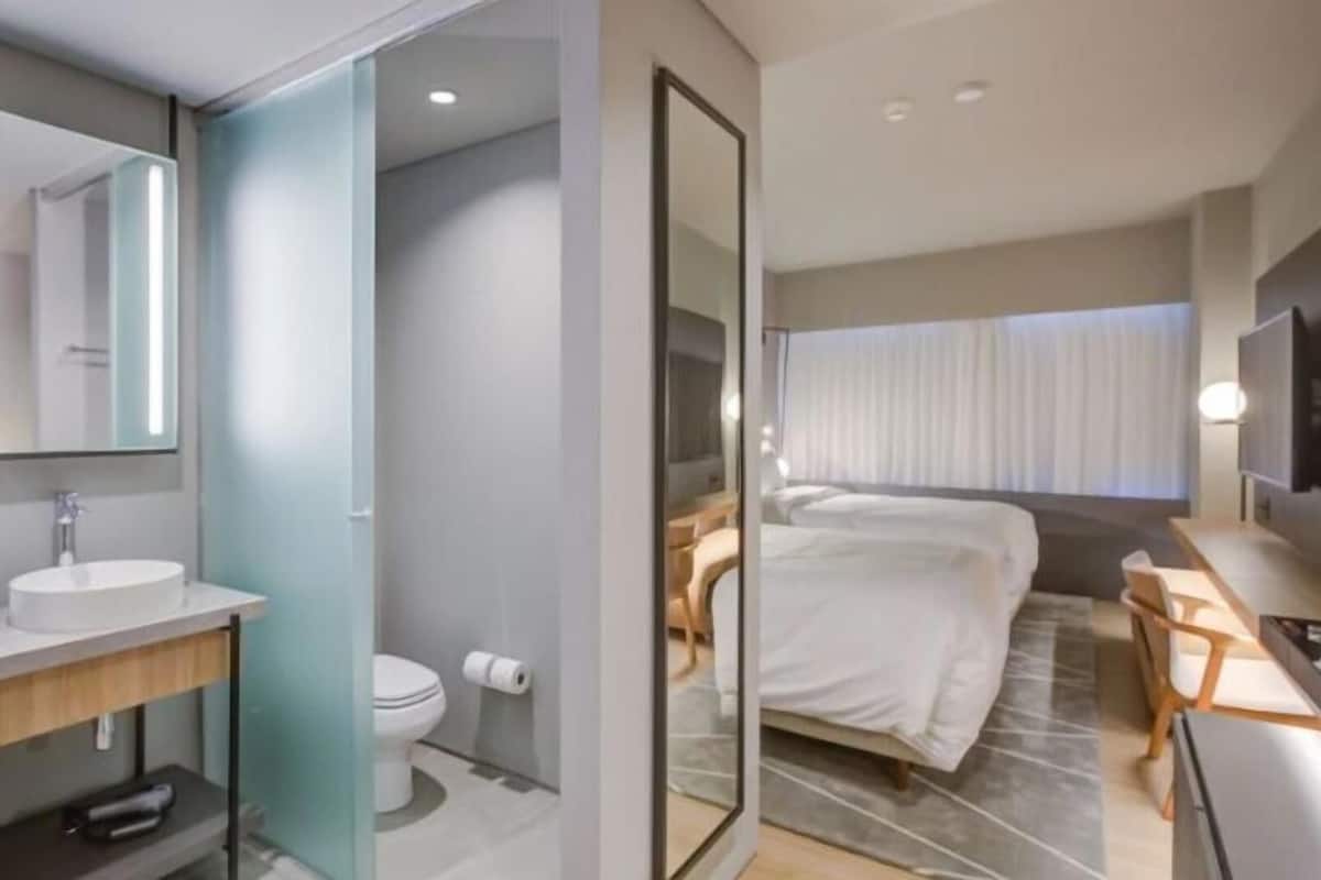 Premium bedding, minibar, individually furnished, desk