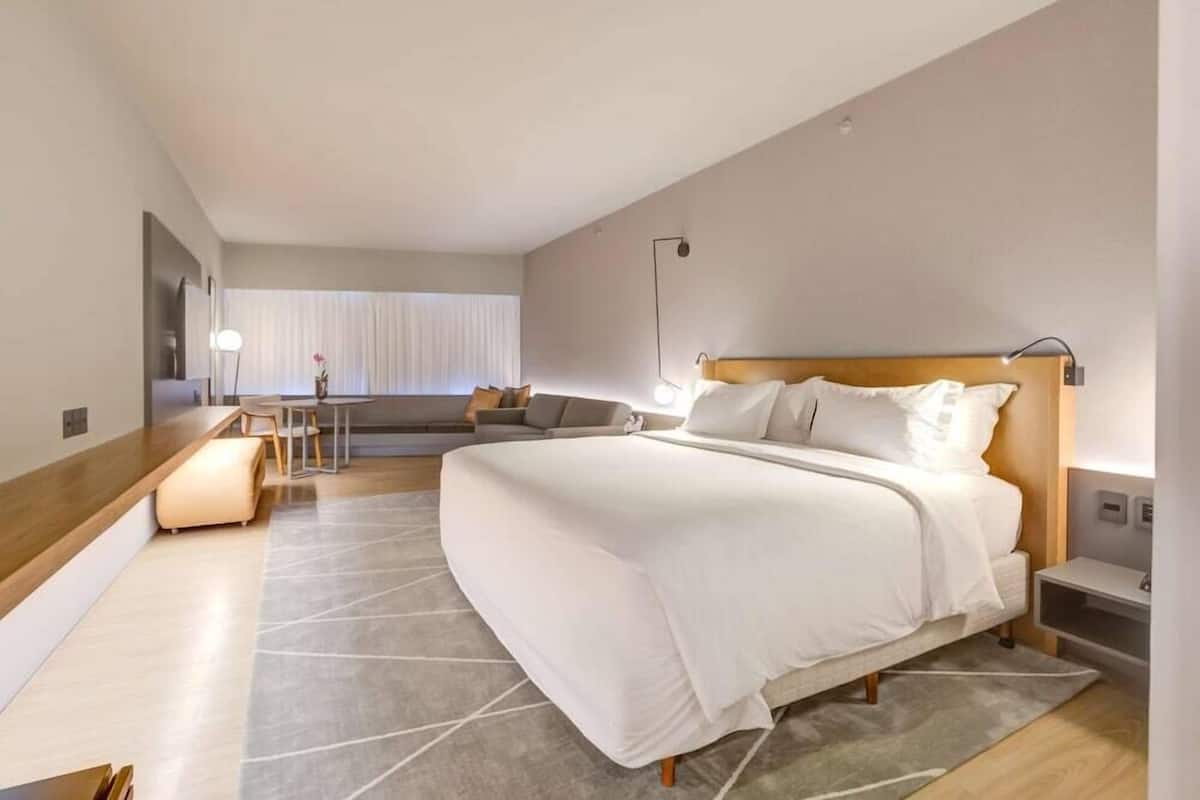 Hochwertige Bettwaren, Minibar, individuell eingerichtet, Schreibtisch