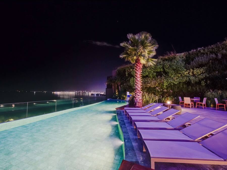 Una piscina al aire libre