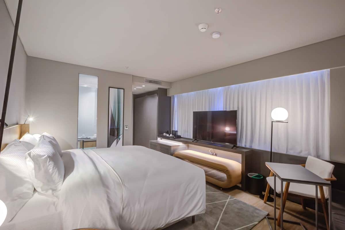 Premium bedding, minibar, individually furnished, desk