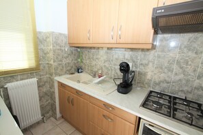 冷蔵庫、電子レンジ、オーブン、コーヒー / ティーメーカー