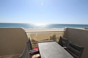 Outdoor dining - Apartment 4 people on the seafront (Canet-en-Roussillon)