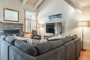 Smart TV, fireplace