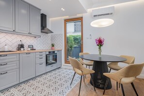 Executive Apartment | Private kitchen - EXCLUSIVE Aparthotel KRK Lubicz C4 with Garden (Kraków)